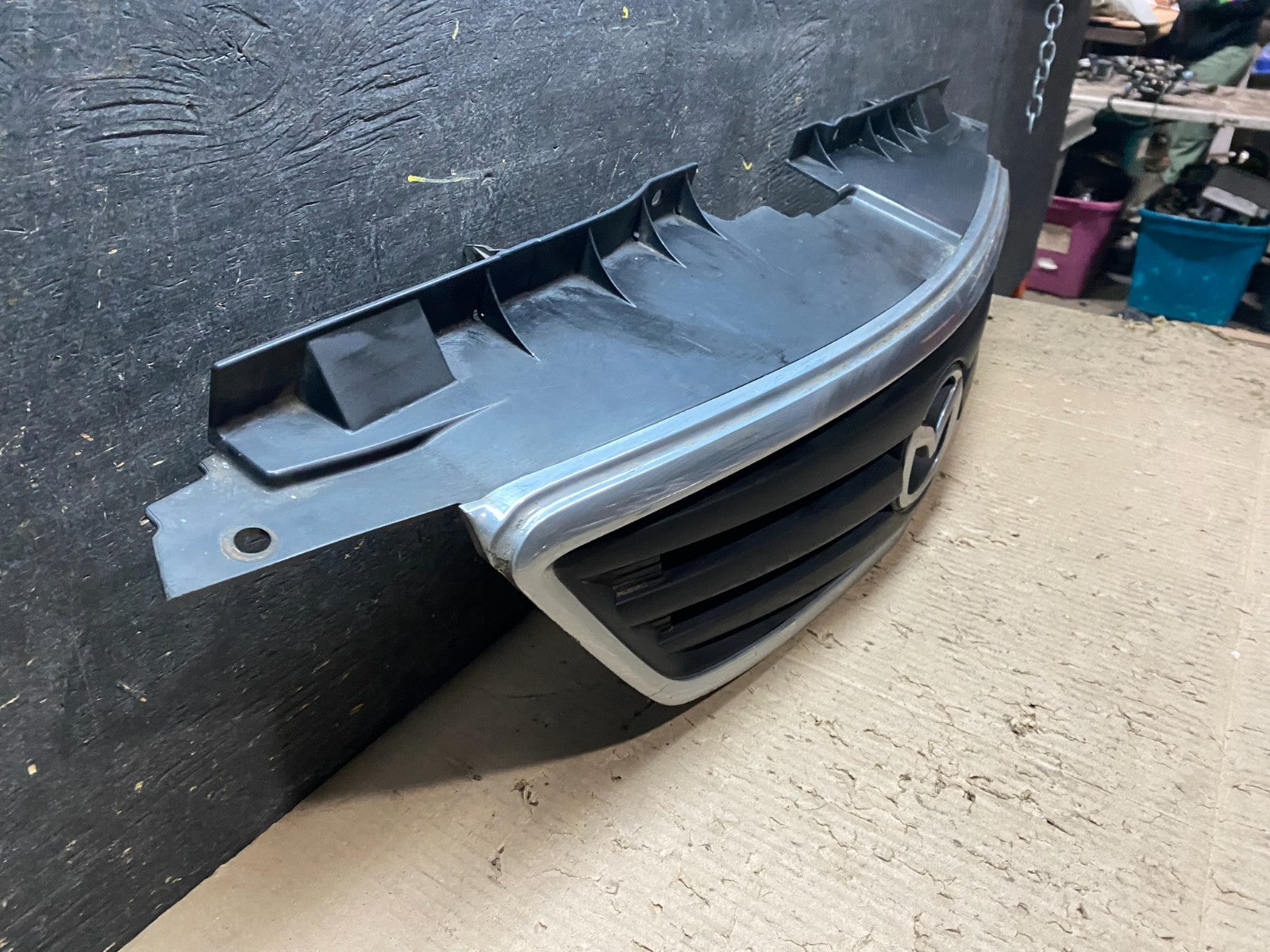 2000 2001 Mazda MPV Front Upper Grille Grill Oem X8262 DG2