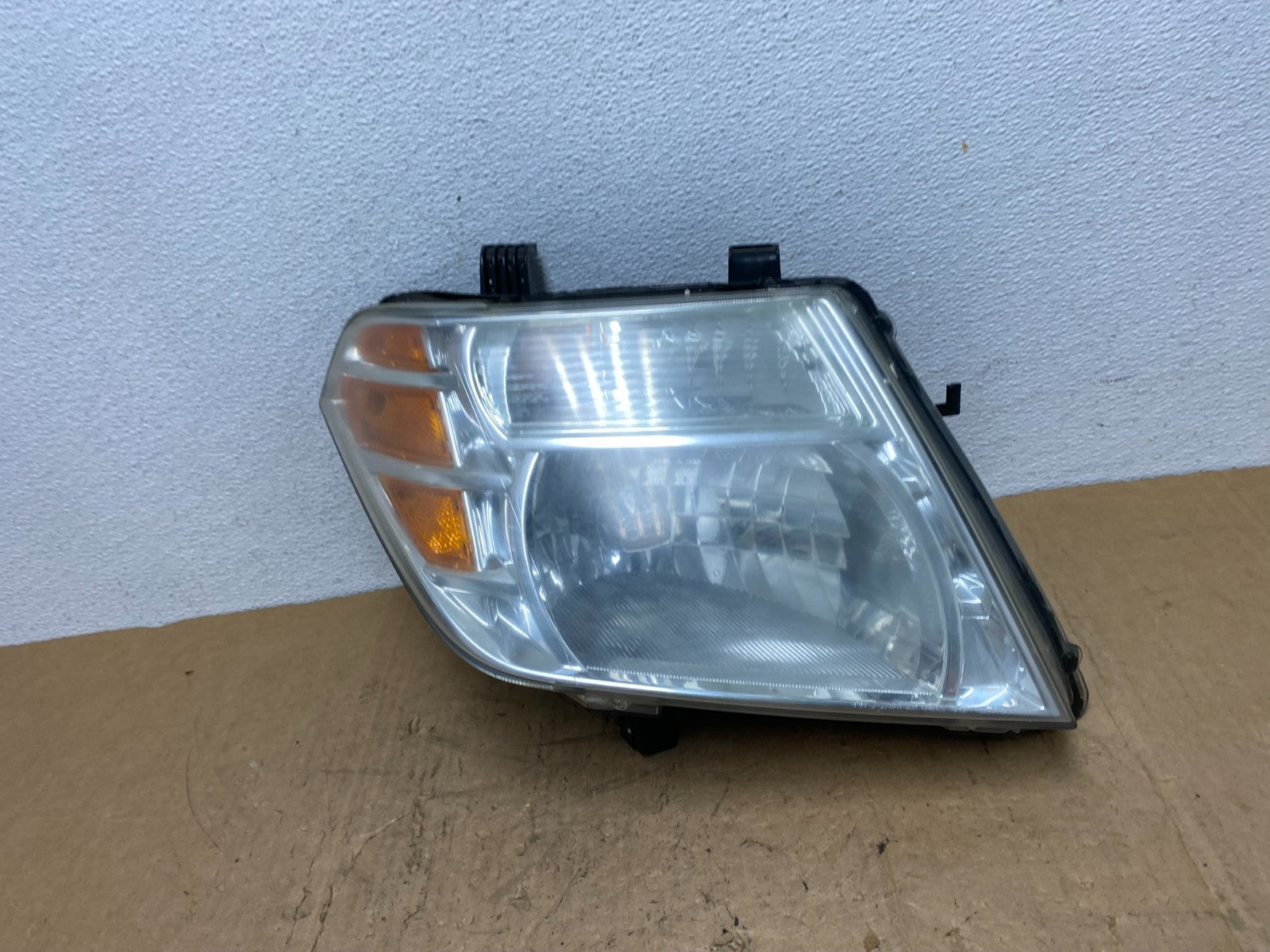 2008 to 2012 Nissan Pathfinder Halogen Headlight Right Passenger AD0615 DW0