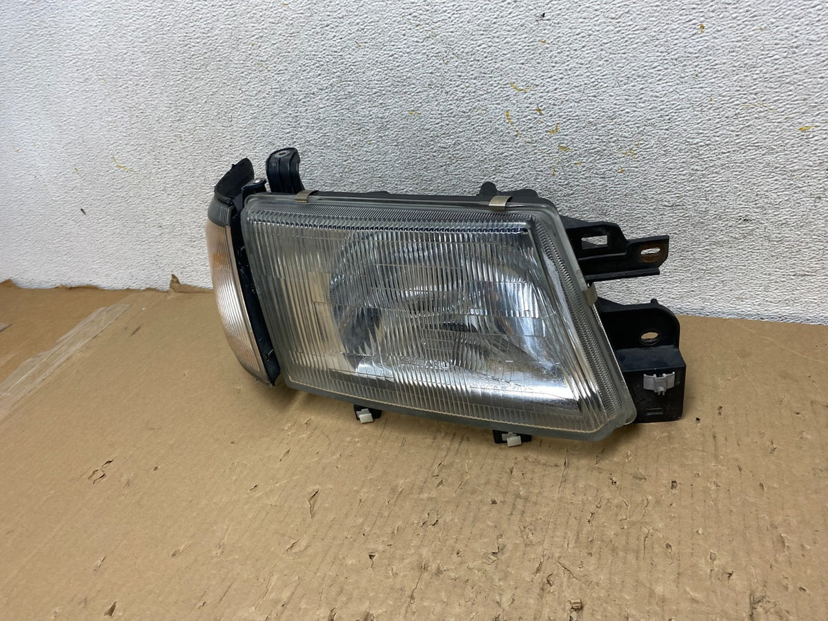 1999 - 2000 Subaru Forester Right Passenger Side Headlight Halogen AH2831 DW2