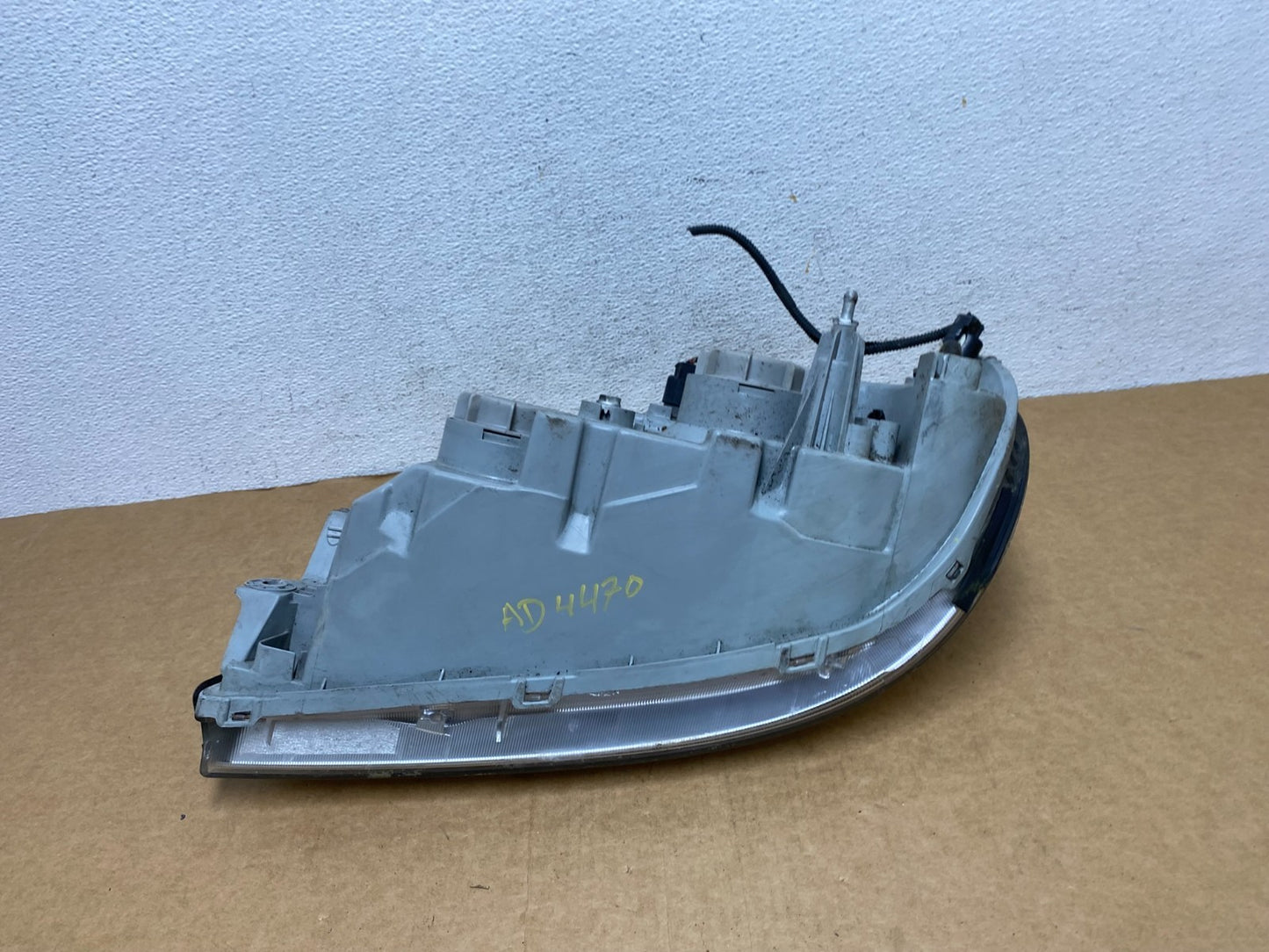 2002 to 2005 Kia Sedona Right Passenger RH Side Headlight DEPO AD4470 DW7