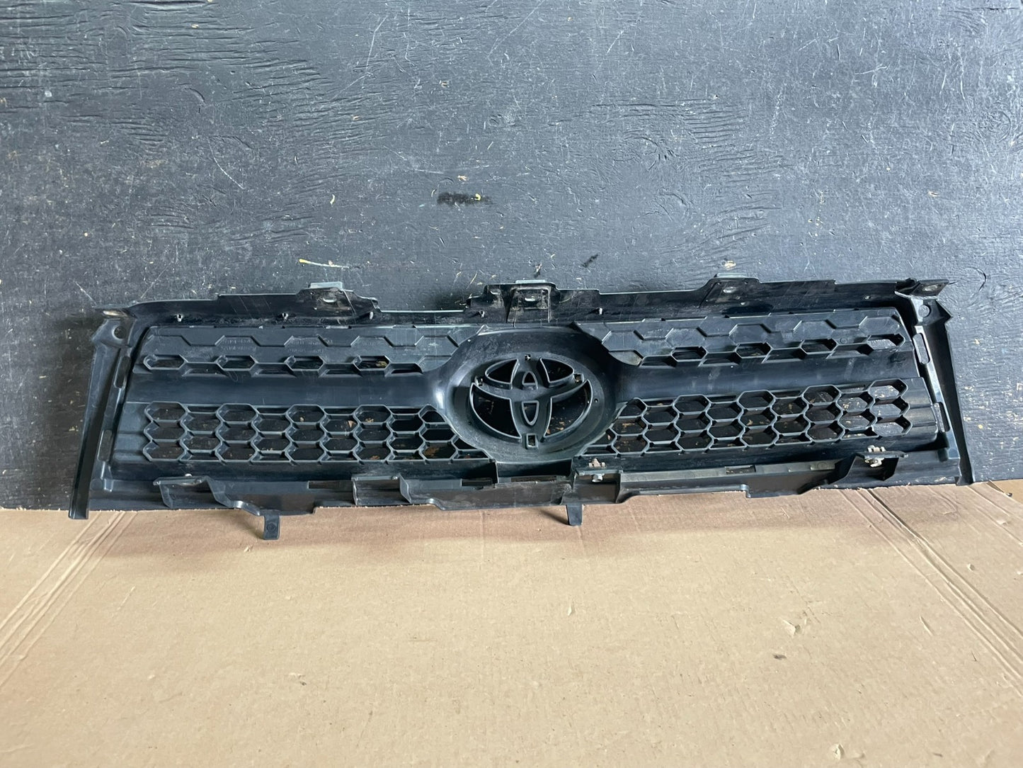 2009 to 2012 Toyota RAV4 Front Upper Grill Grille OEM Z8577 DG5