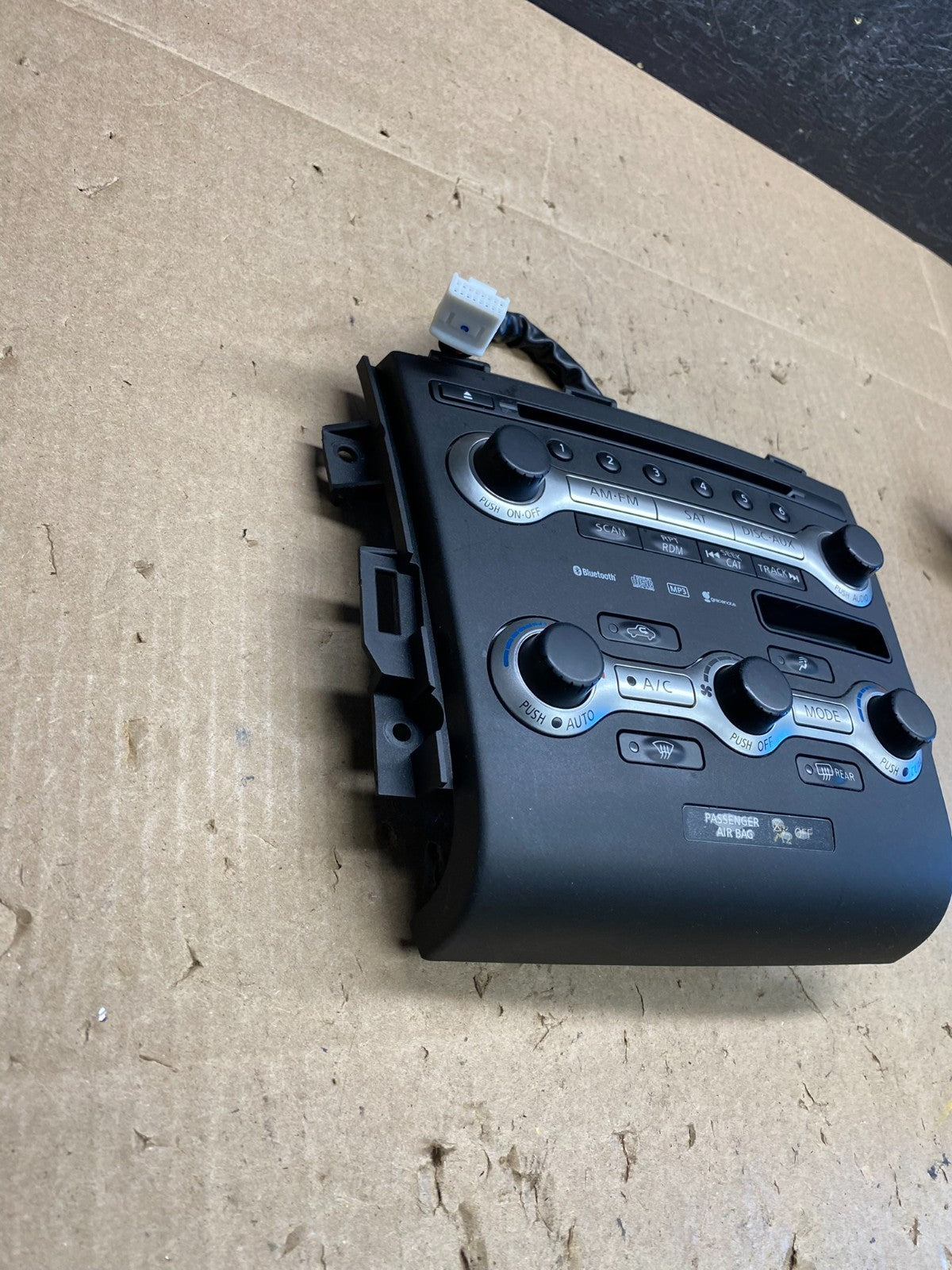 2009 - 2010 Nissan Murano AM FM Radio CD Climate Control Panel AC6470 DG2