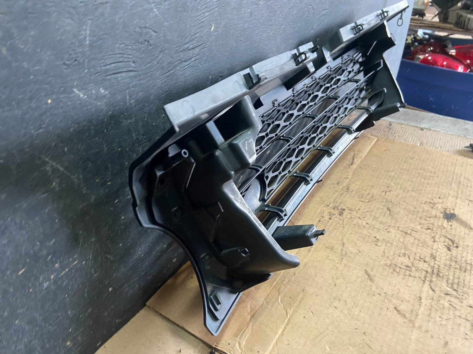 2010 to 2013 Land Rover Discovery  Front Upper Grill Grille Q9945 DG12