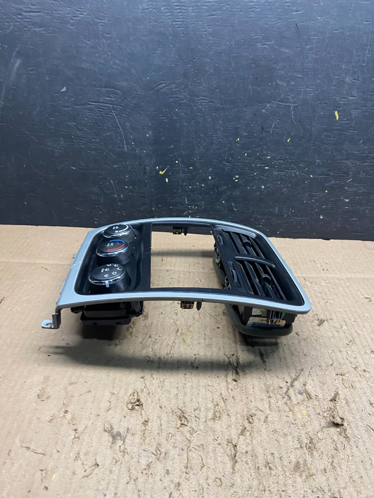 2010 to 2012 Dodge Caliber Dash Radio Center Bezel Climate Dash q2068 DG2