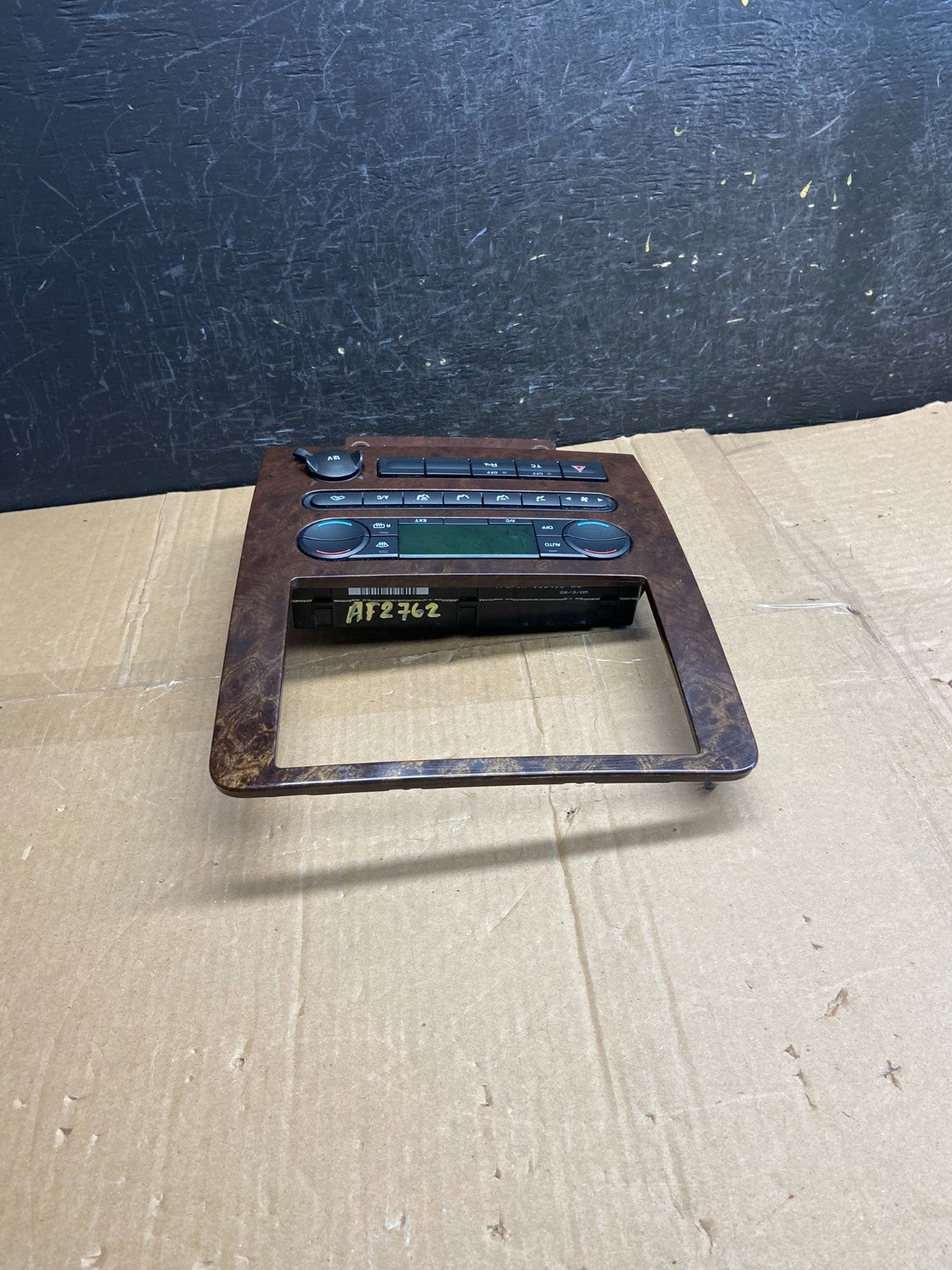 2005 to 2007 Ford Five Hundred Radio Climate Dash Bezel Surround AF2762 DG3