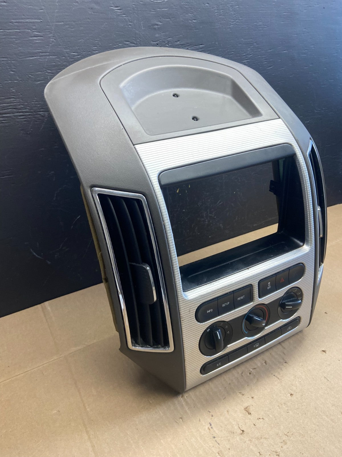 2007 - 2010 Ford Edge Heater Climate Control Radio Control Dash Bezel AB9413 DG1