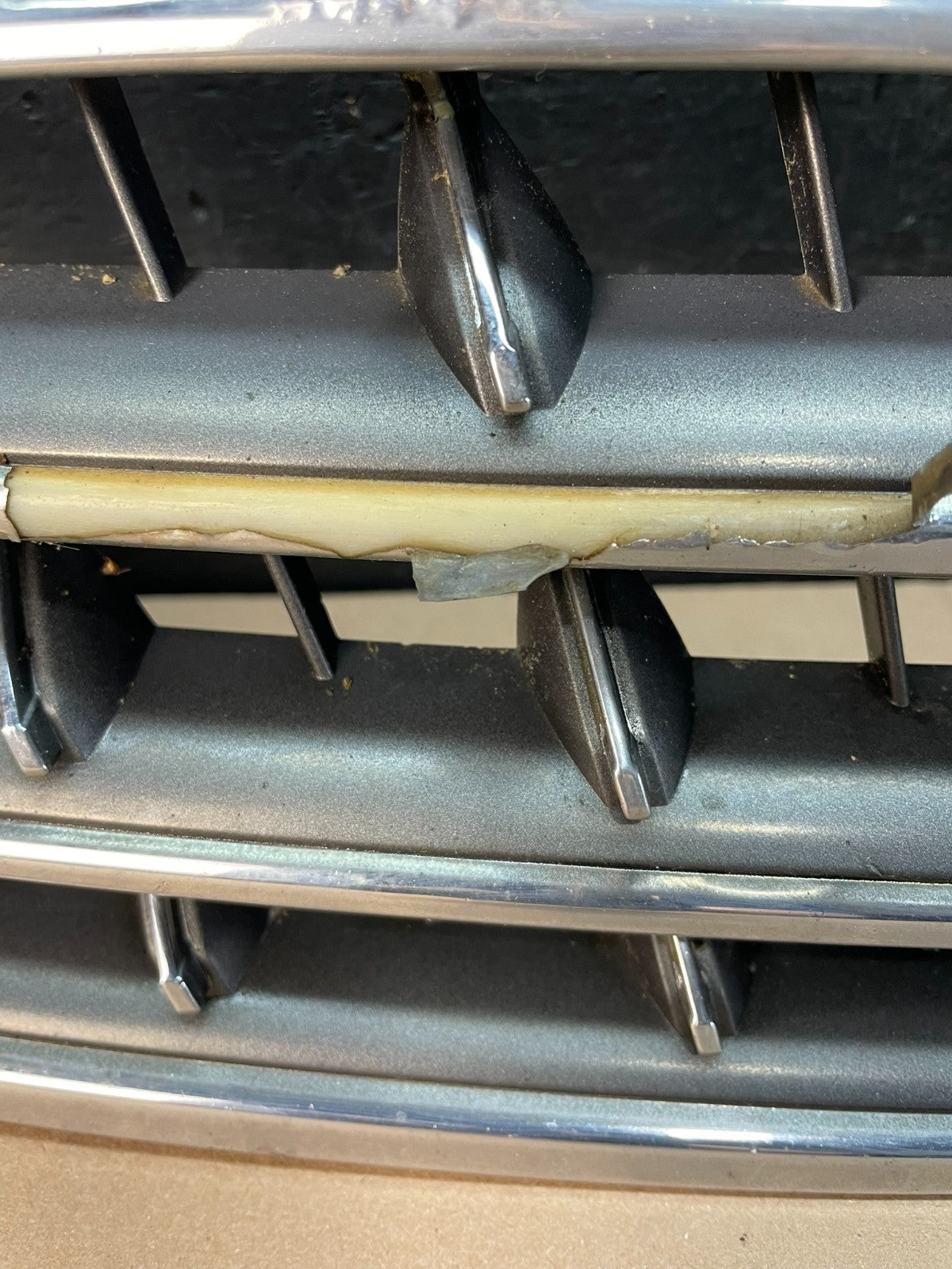2003 2004 Toyota Avalon Front Upper Grill Grille AD8361 DG3