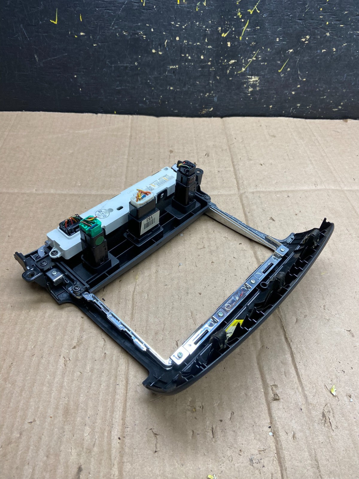 2007 to 2008 Kia Sorento Center Radio Climate Control Clock Trim AA4834 DG3