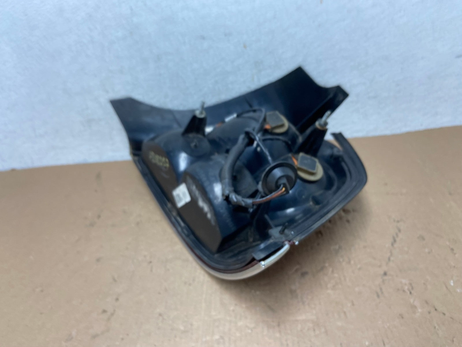 1998-2003 Ford Crown Victoria Left Driver Lh Side Tail Light AD8057 LK6