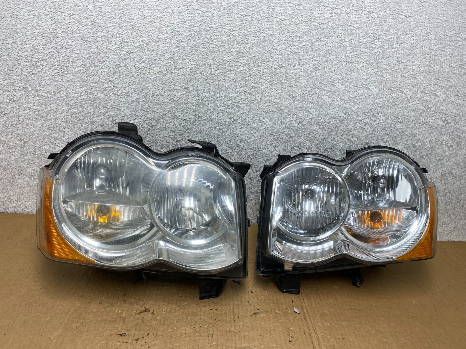 2009-2010 Jeep Grand Cherokee Left+Right Set Halogen Headlights AC7707 DW0