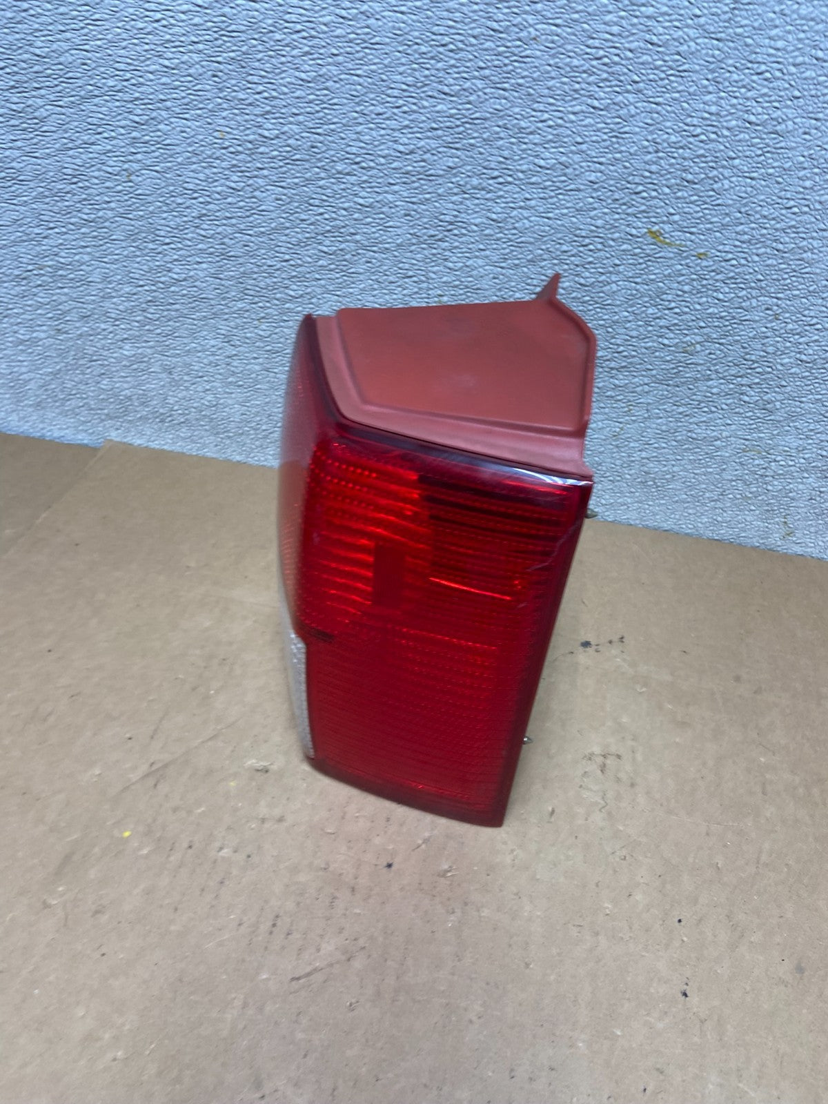 2004-2005 Mitsubishi Endeavor Right Passenger Rh Tail Light Oem Z6694 DW1