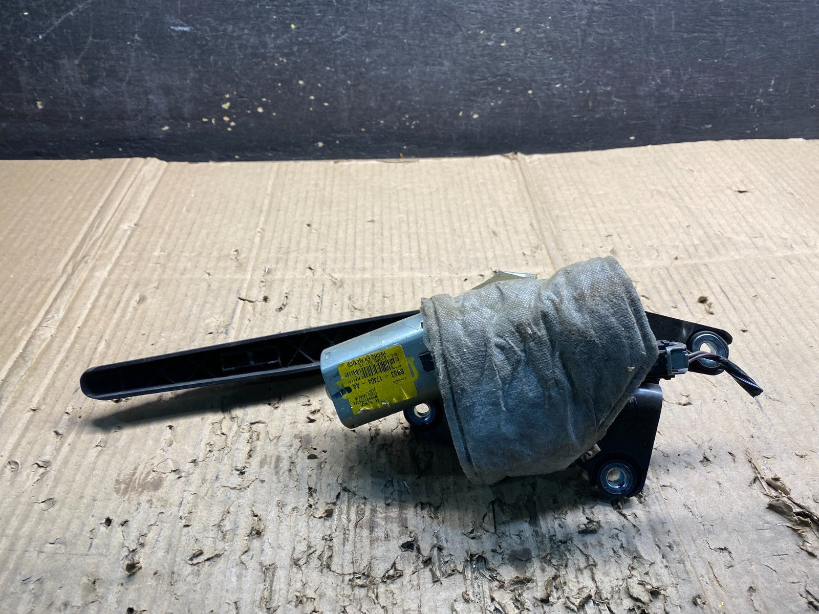 2011 to 2019 Ford Explorer Rear Windshield Wiper Motor OEM X3972 DG5