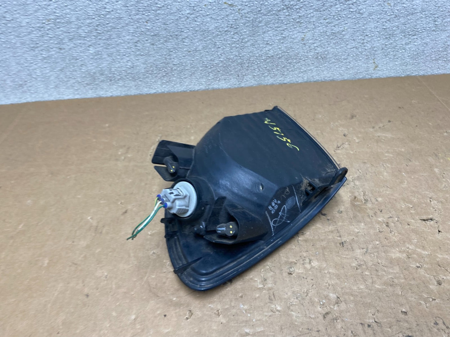 2001 to 2003 Toyota Sienna Turn Signal Right Passenger RH Lamp OEM V5156 DW6