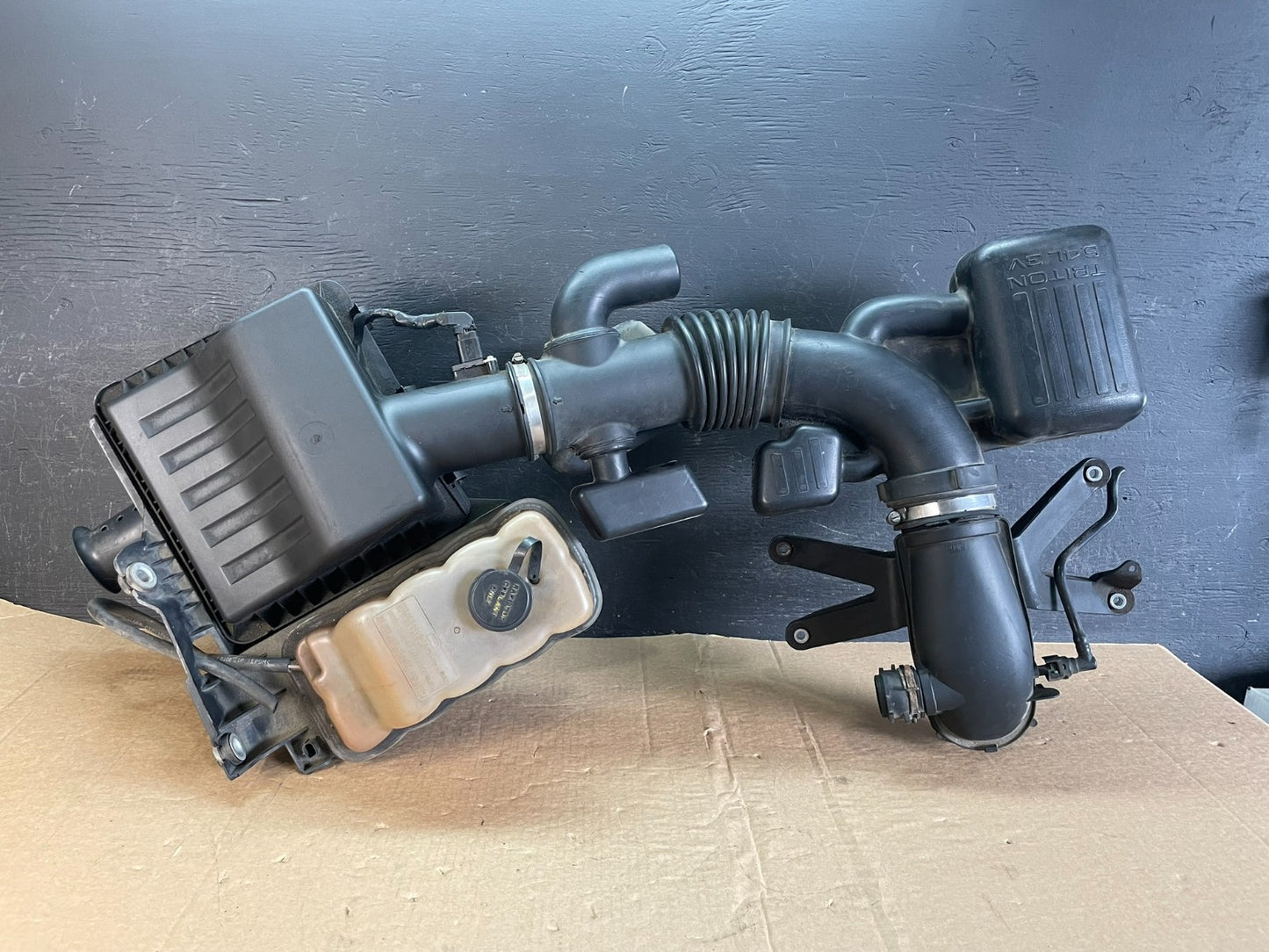 2007 to 2014 Ford Expedition Air Intake Cleaner Box Coolant Bottle AF5335 DG0