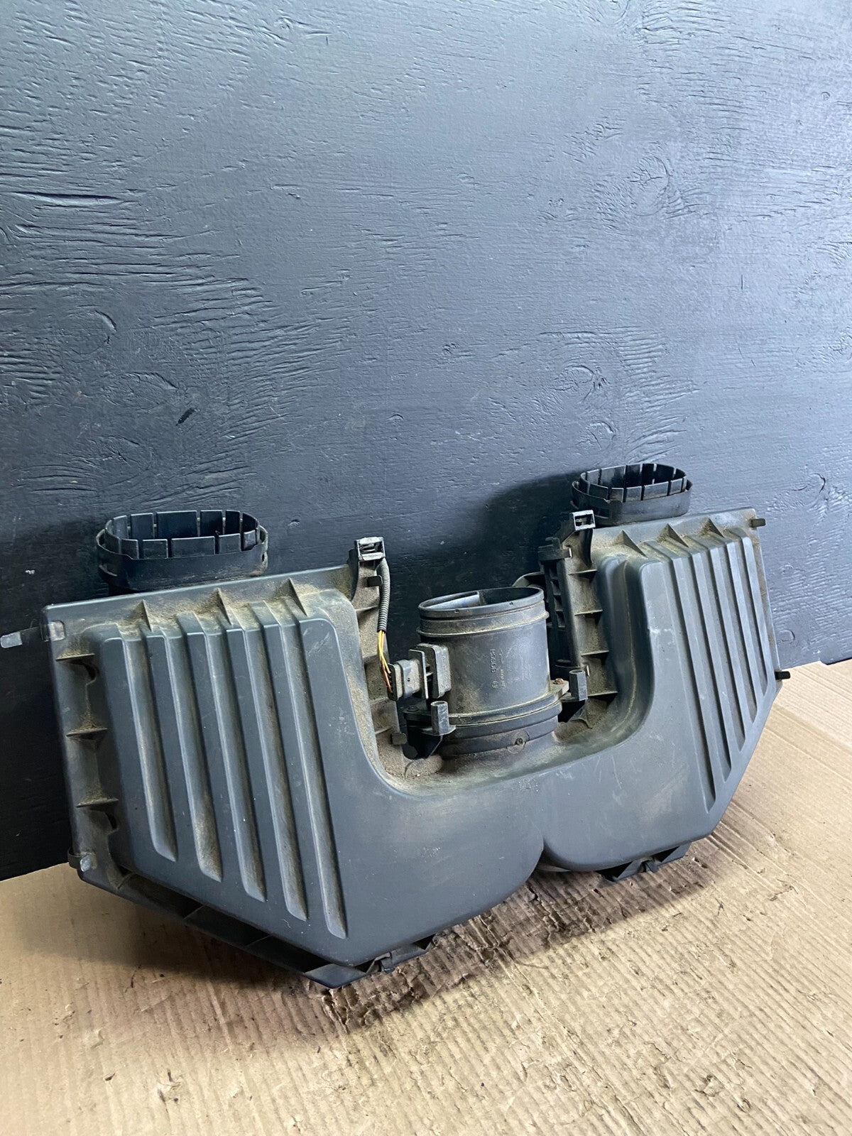 2007 to 2010 Bmw E70 X5 4.8L Engine Air Intake Filter Hosuing OEM D2767 DG11