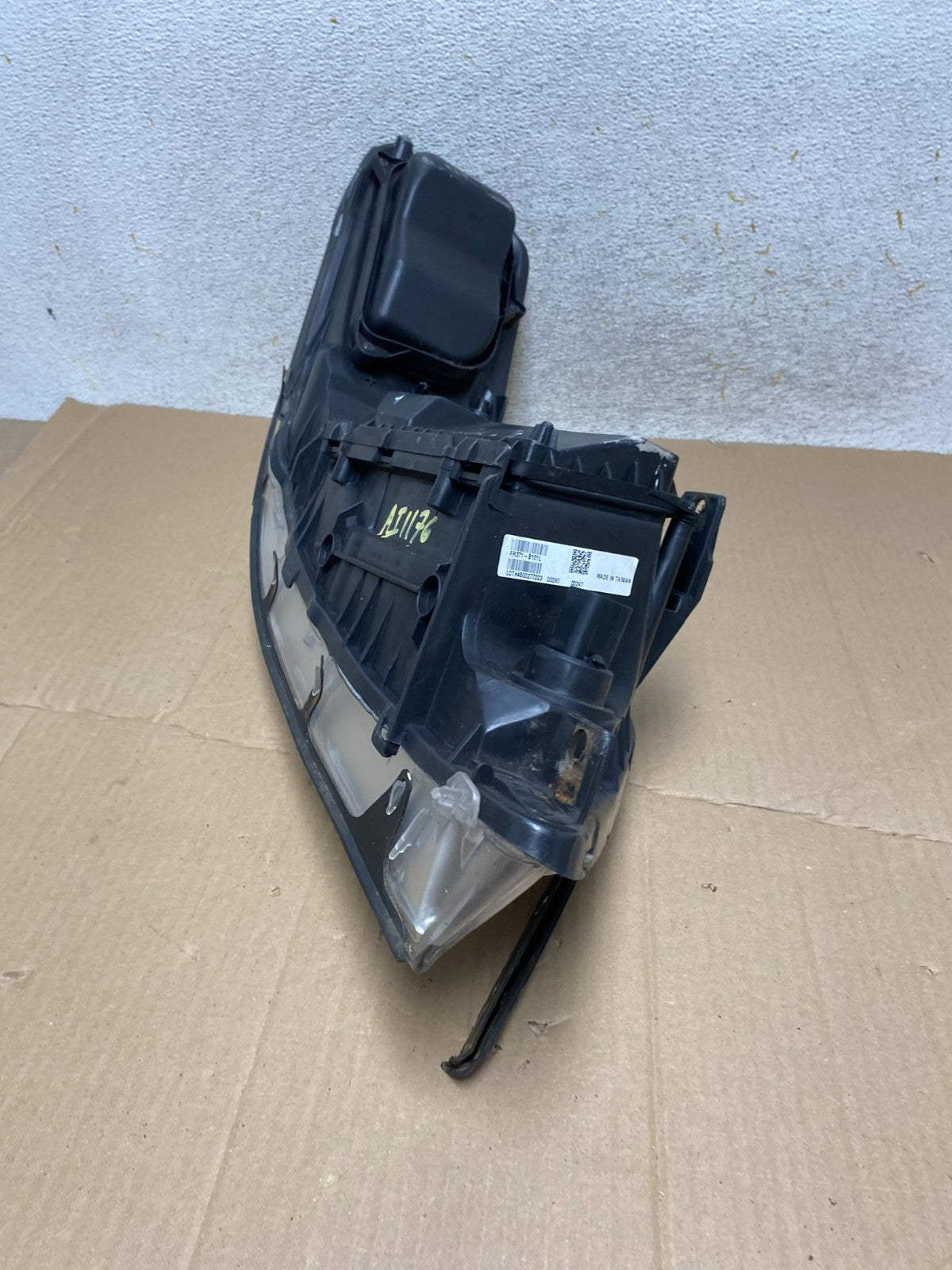 2005 to 2011 Lincoln Town Car Left Driver LH Side Headlight AI1176 DW5