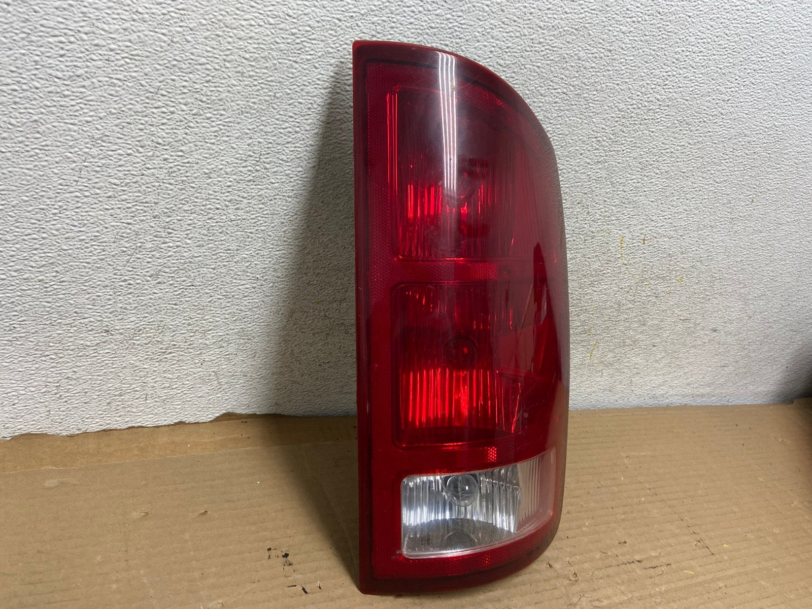 2002 to 2006 Dodge Ram 1500 Right passenger Rh side Tail Light AH0615 LK1