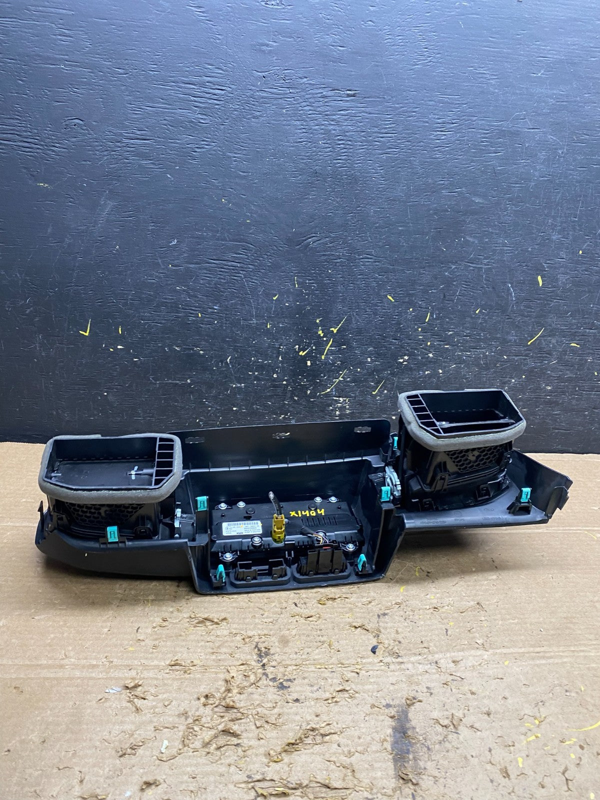 2020 to 2023 Ford  Explorer Console Radio Display Screen Air Vents Oem X1494 DG4