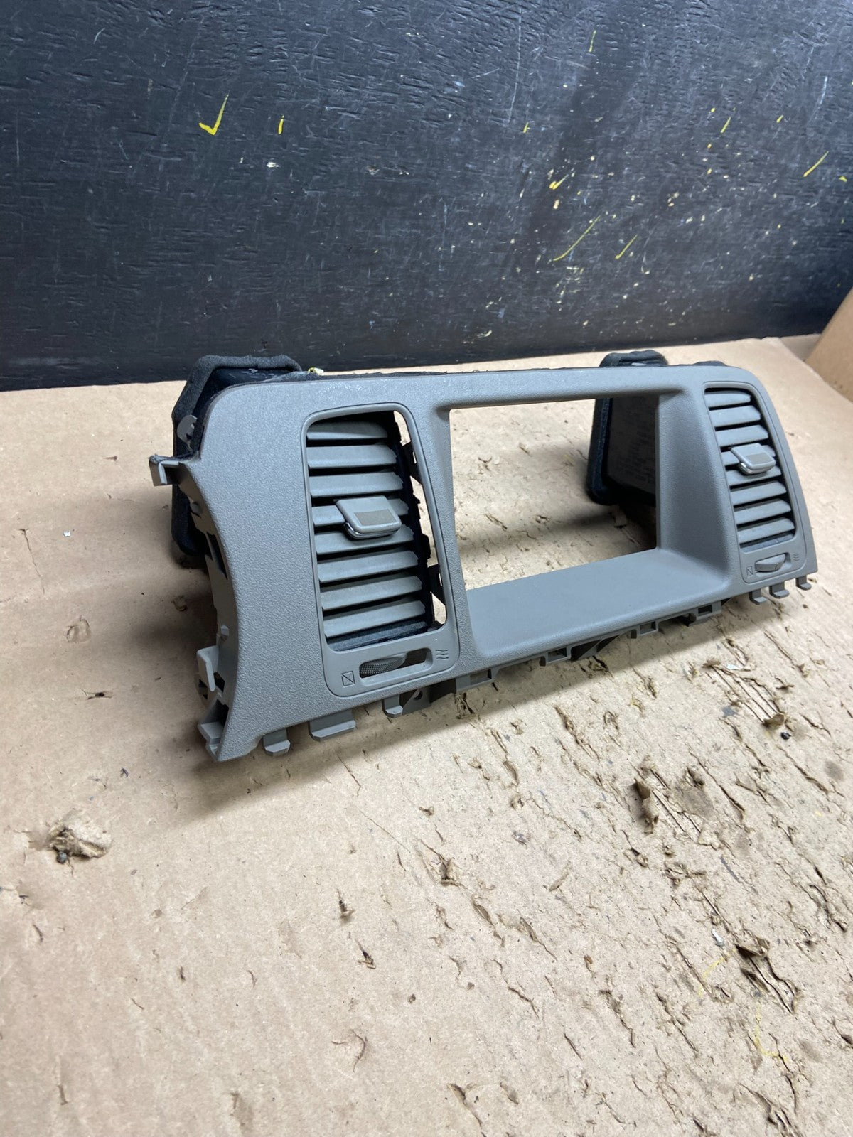 2009-2010 Nissan Murano Radio Center Console Display Bezel Air Vent T8699 DG1