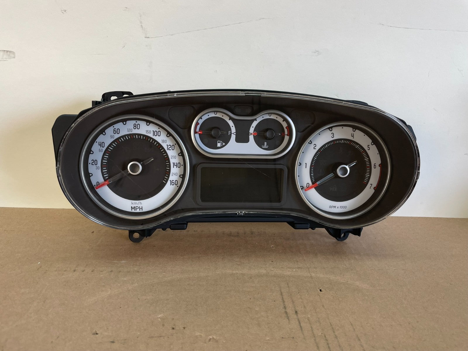 2014 - 2017 Fiat 500L Dash Instrument Cluster Speedometer AG2530 DG0