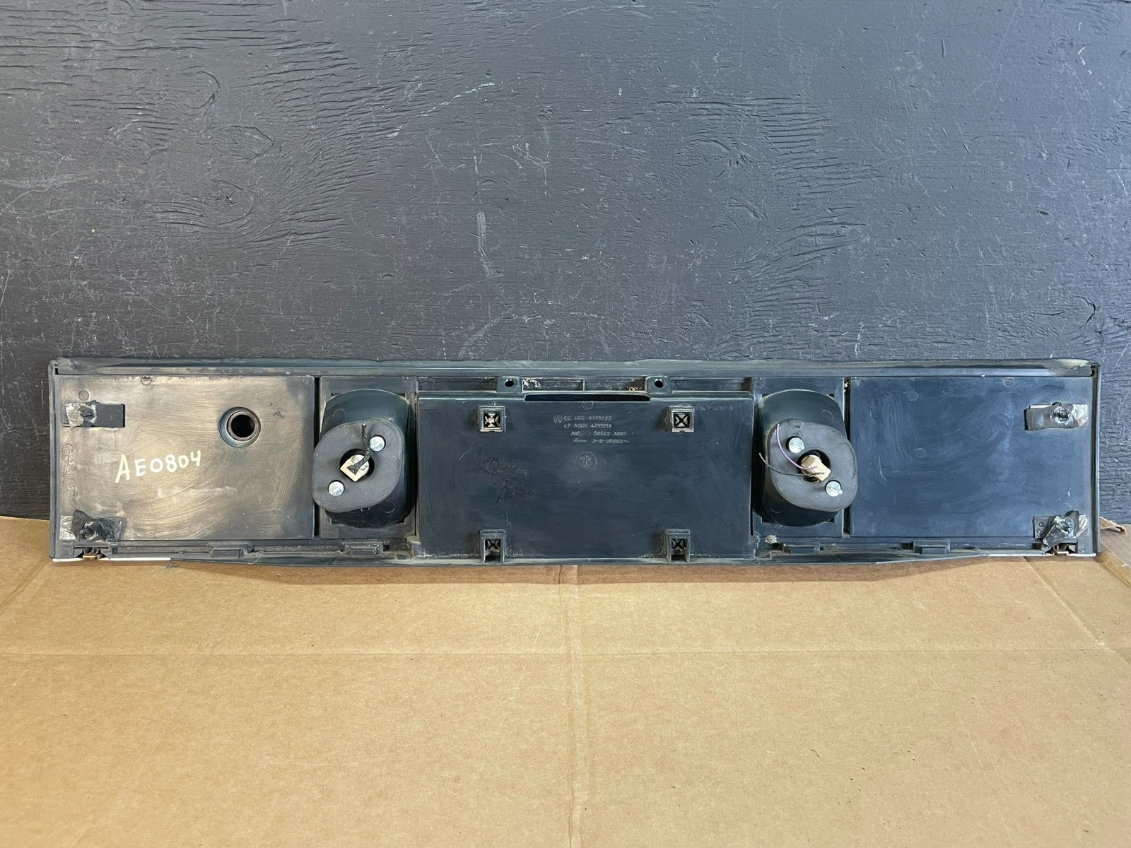 1990 Dodge Spirit Center Trunk Tail Light Lamp Lid Panel AE0804 DG3