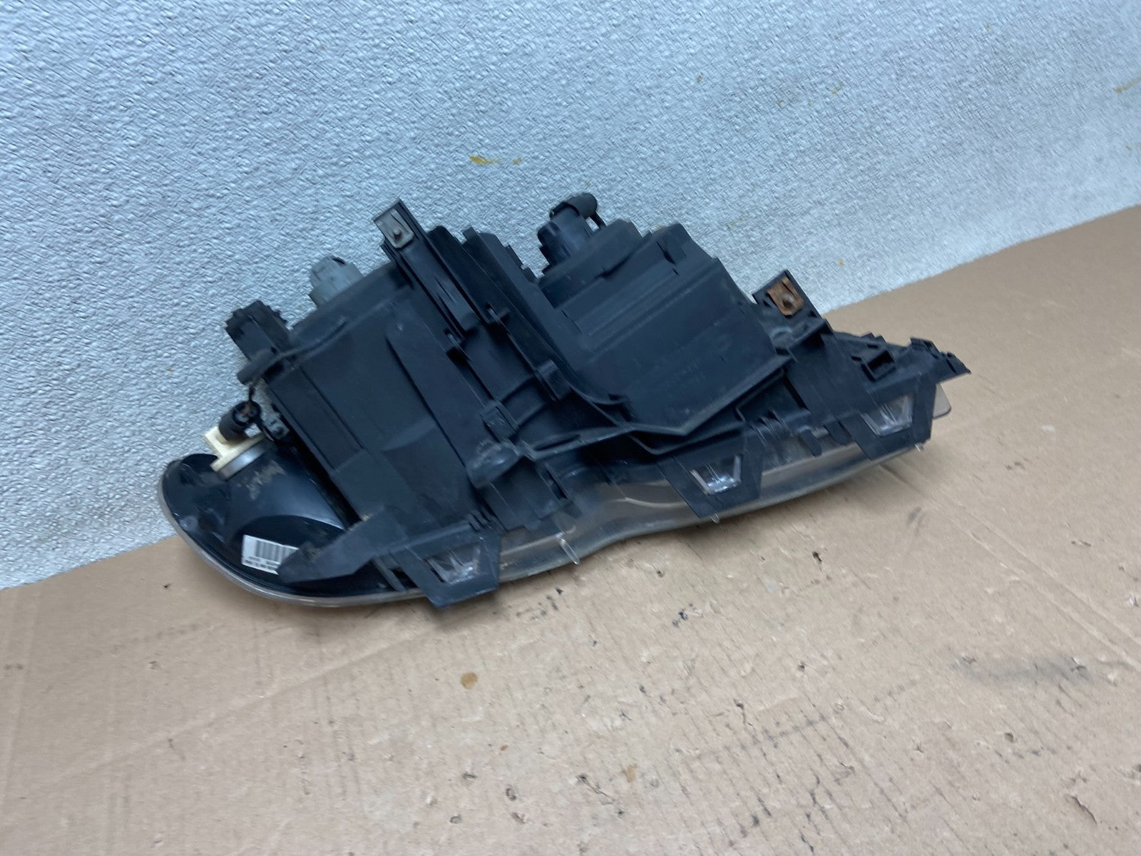 2002 to 2005 BMW 3 E46 Sedan Left Driver Halogen OEM Headlight X928310