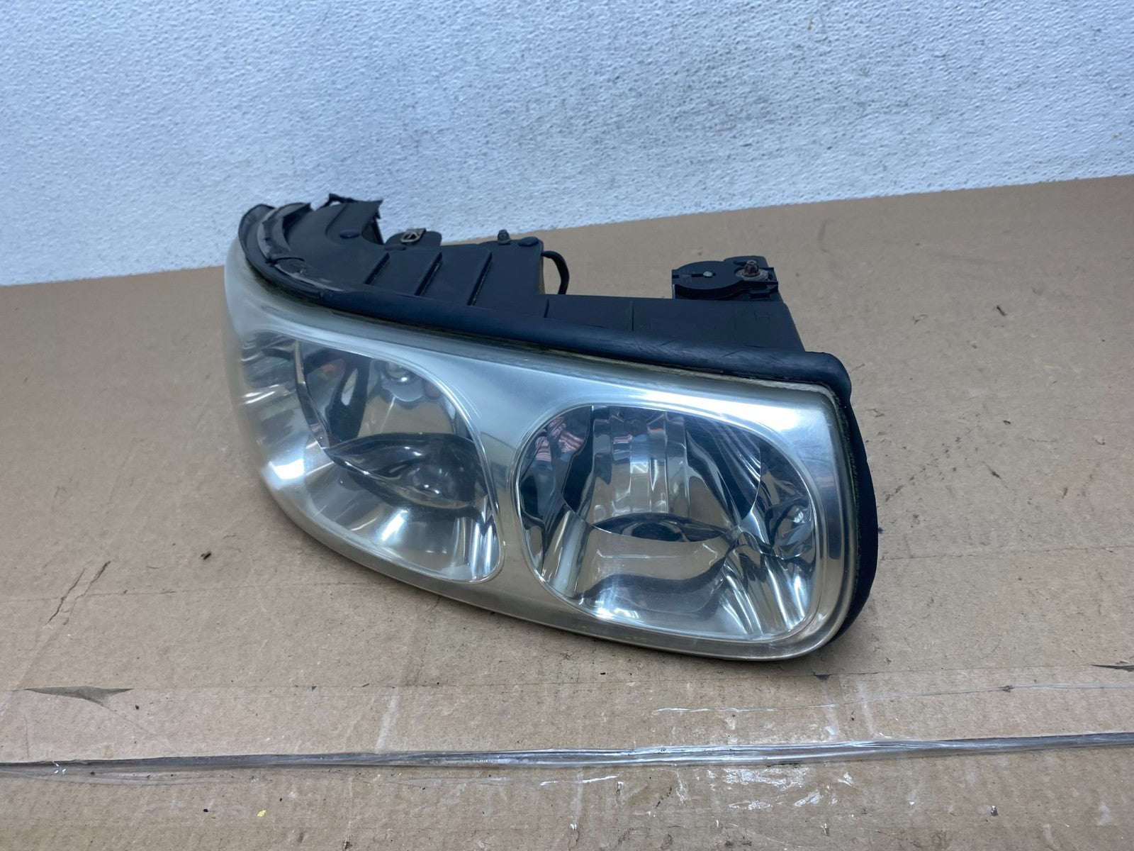 2000 to 2005 Buick Lesabre Headlight Right Passenger Side Halogen AE6870 DW1