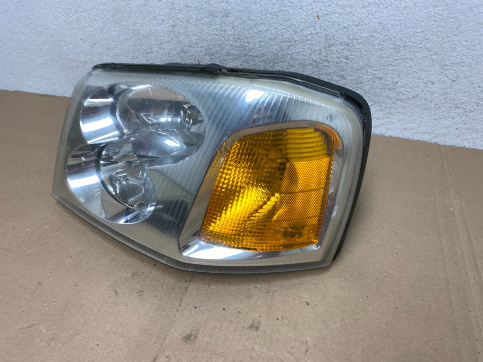 2002 to 2009 Gmc Envoy Left Driver Lh Side Headlight Halogen AG4535 DW1