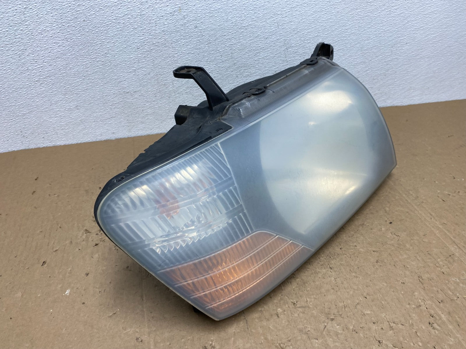 2000 to 2004 Mitsubishi Montero Pajero Right Passenger RH Headlight AC7249 DW2