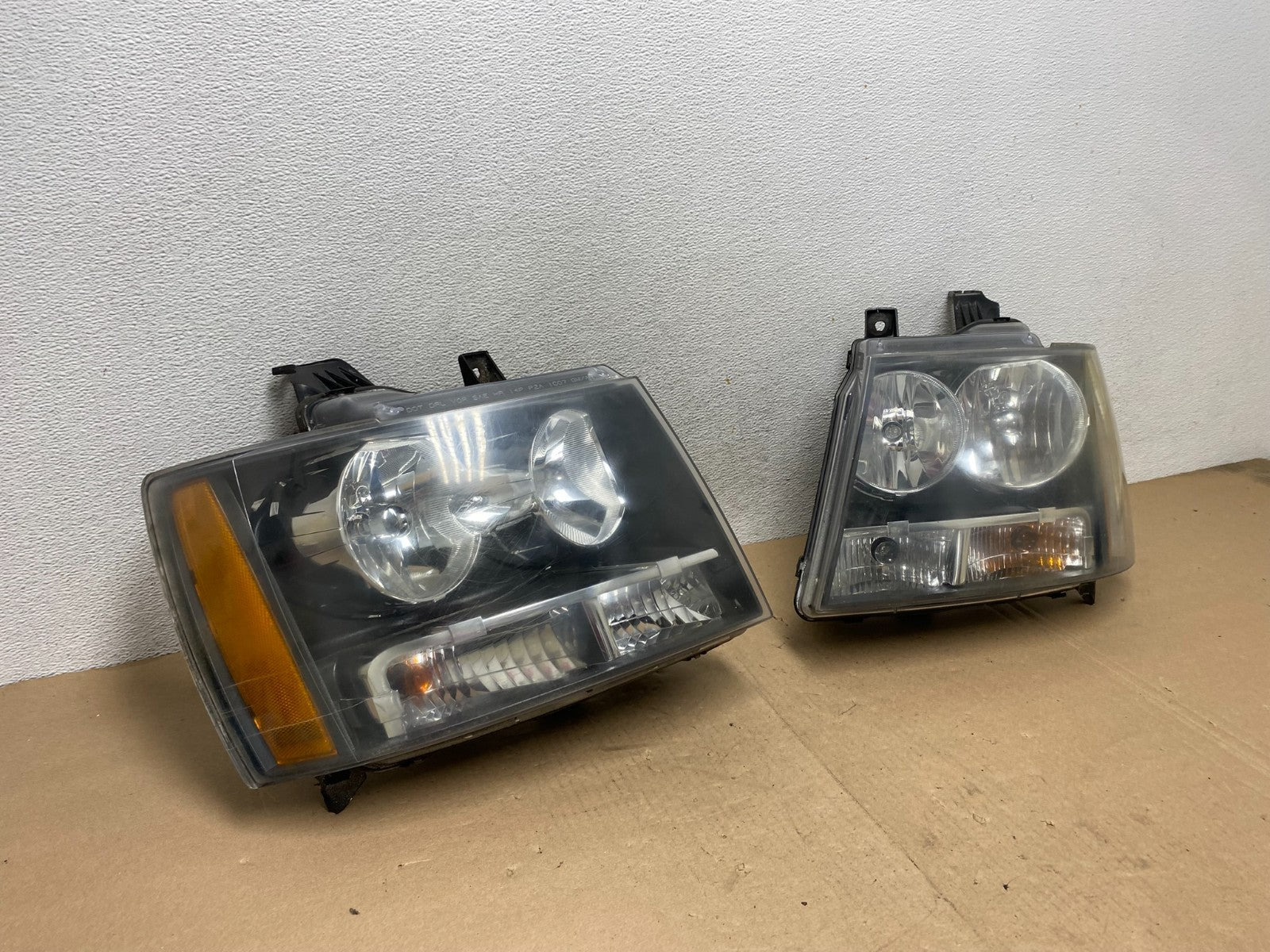 2007 to 2013 Chevrolet Suburban Tahoe Left+Right Set Headlights AG4617 DW2