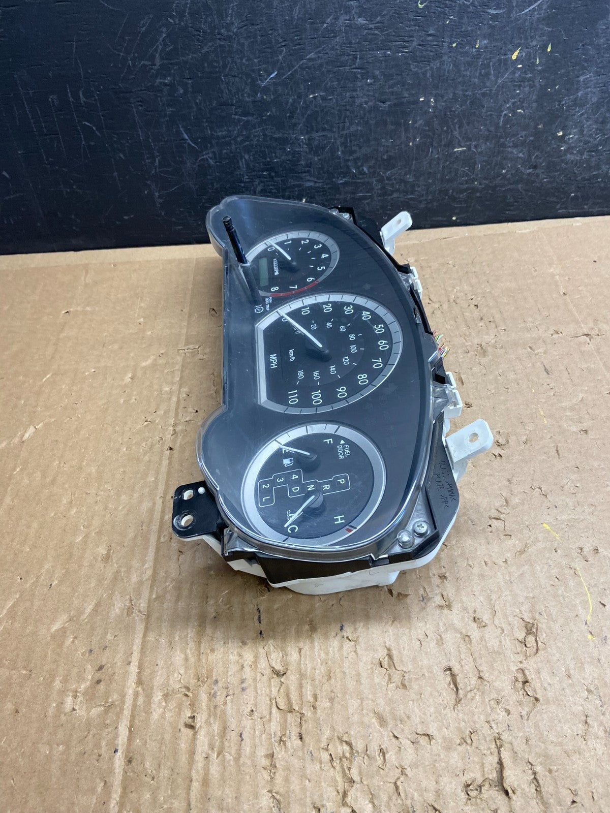 2004 2005 Toyota Sienna Speedometer Cluster Gauge AD6924 DG2