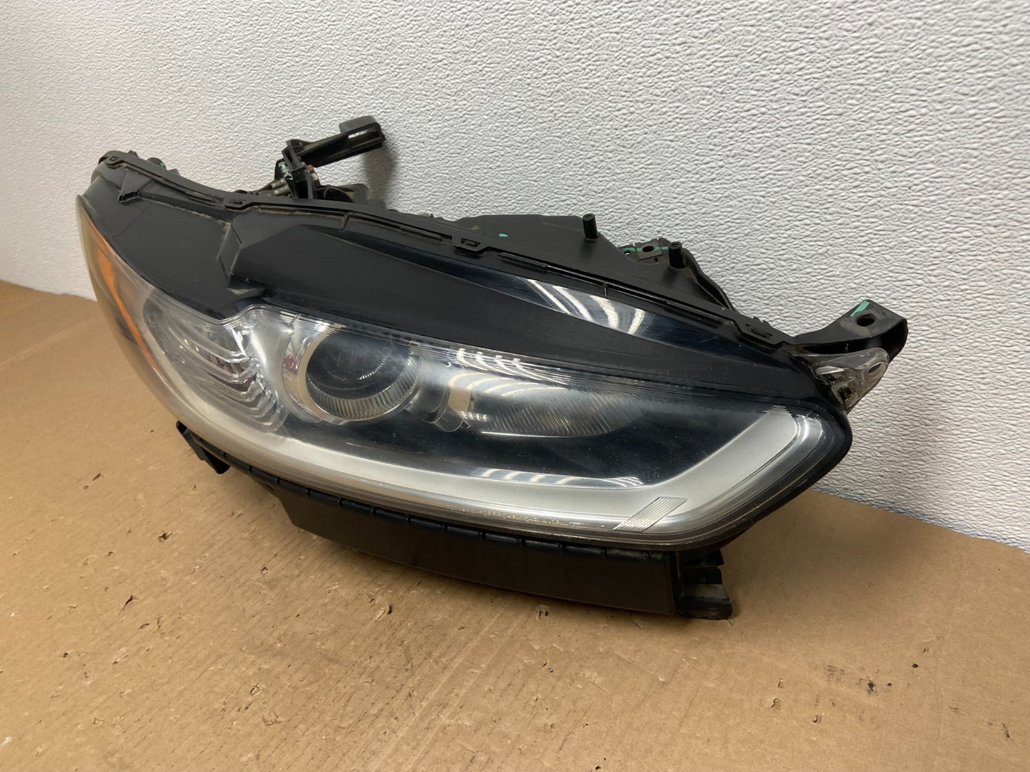 2013 to 2016 Ford Fusion Right Passenger Rh Side Headlight AB6604 DW1