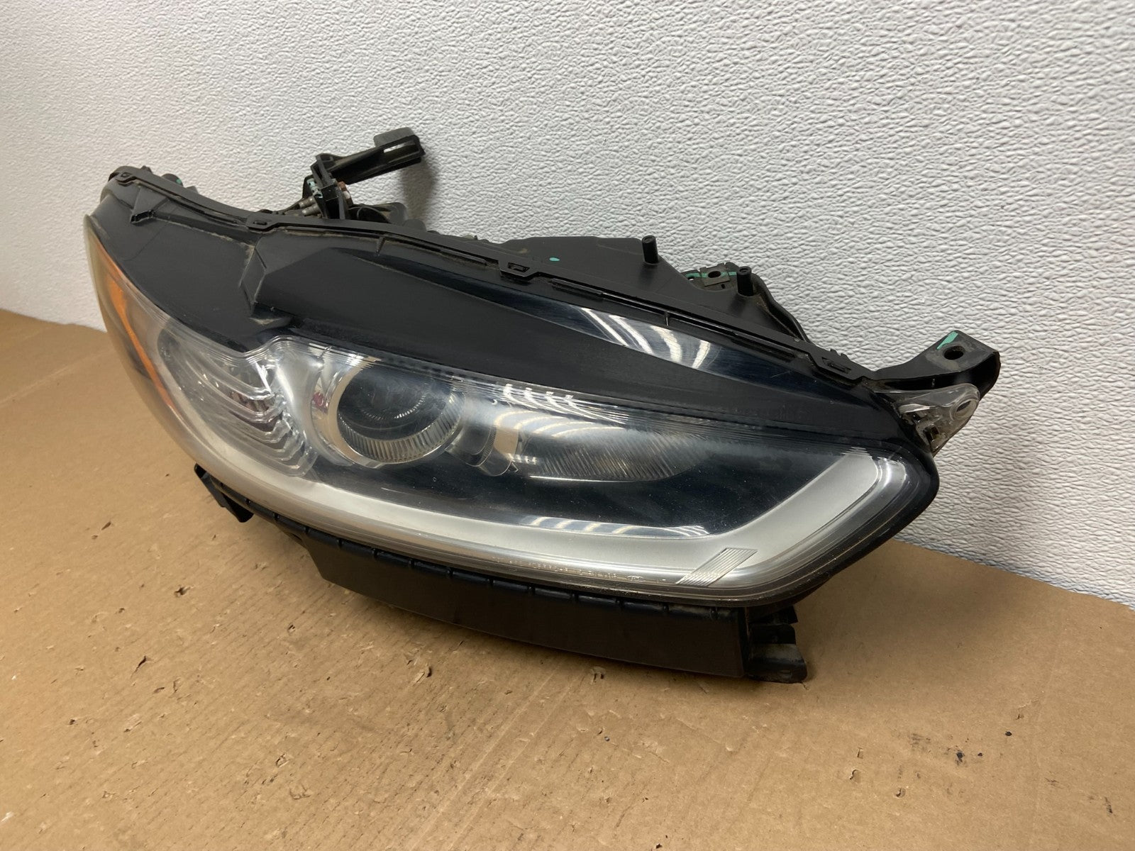 2013 to 2016 Ford Fusion Right Passenger Rh Side Headlight AB6604 DW1