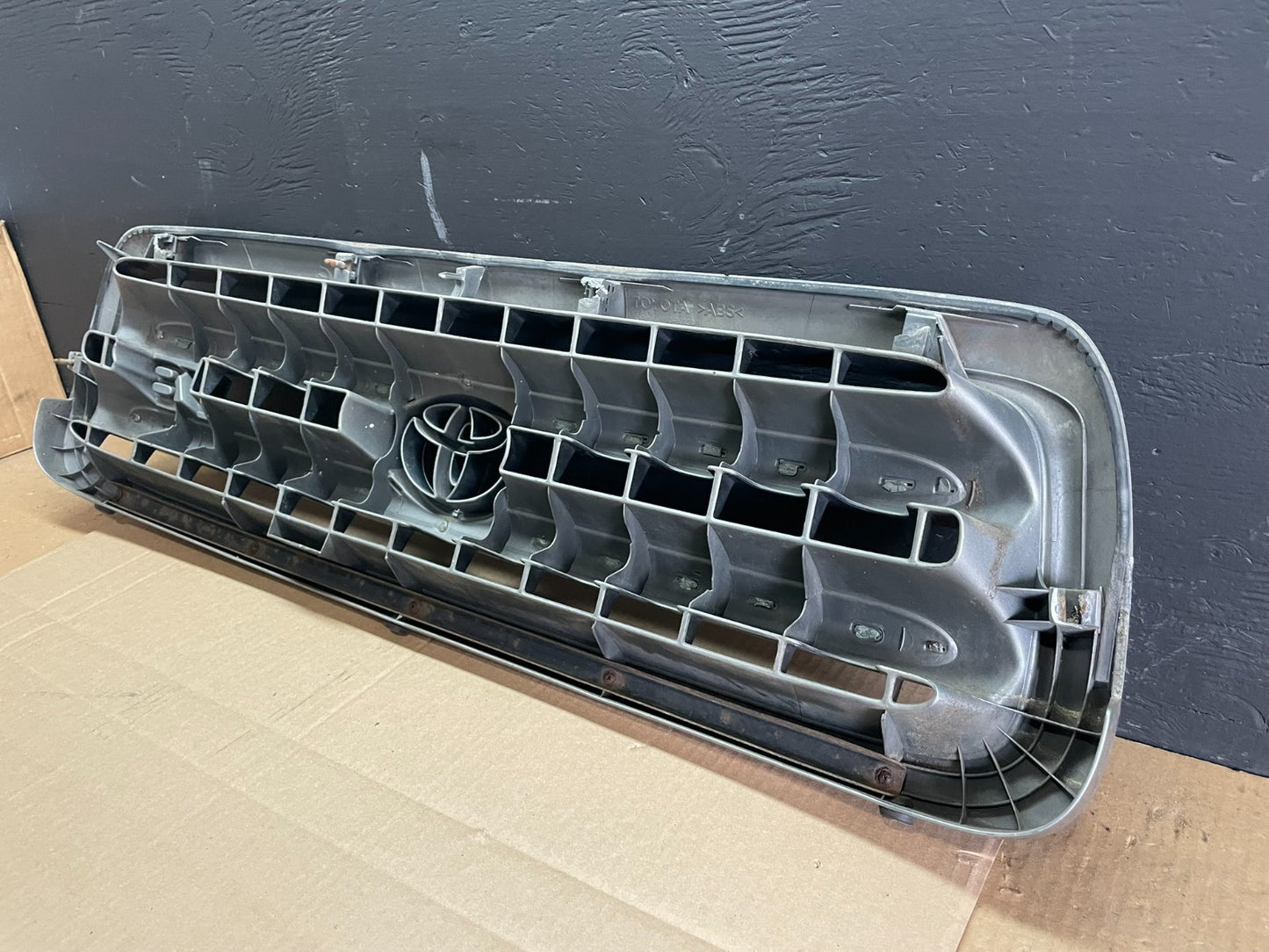 2001 to 2004 Toyota Sequoia Front Upper Grill Grille W/ Emblem Oem AB7578 DG9