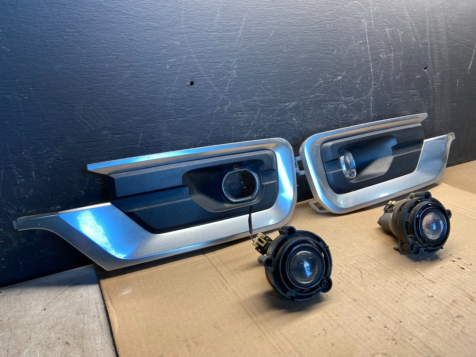2013 to 2016 GMC Acadia Right+Left Fog Light Bezel Trim AE2346 DG3