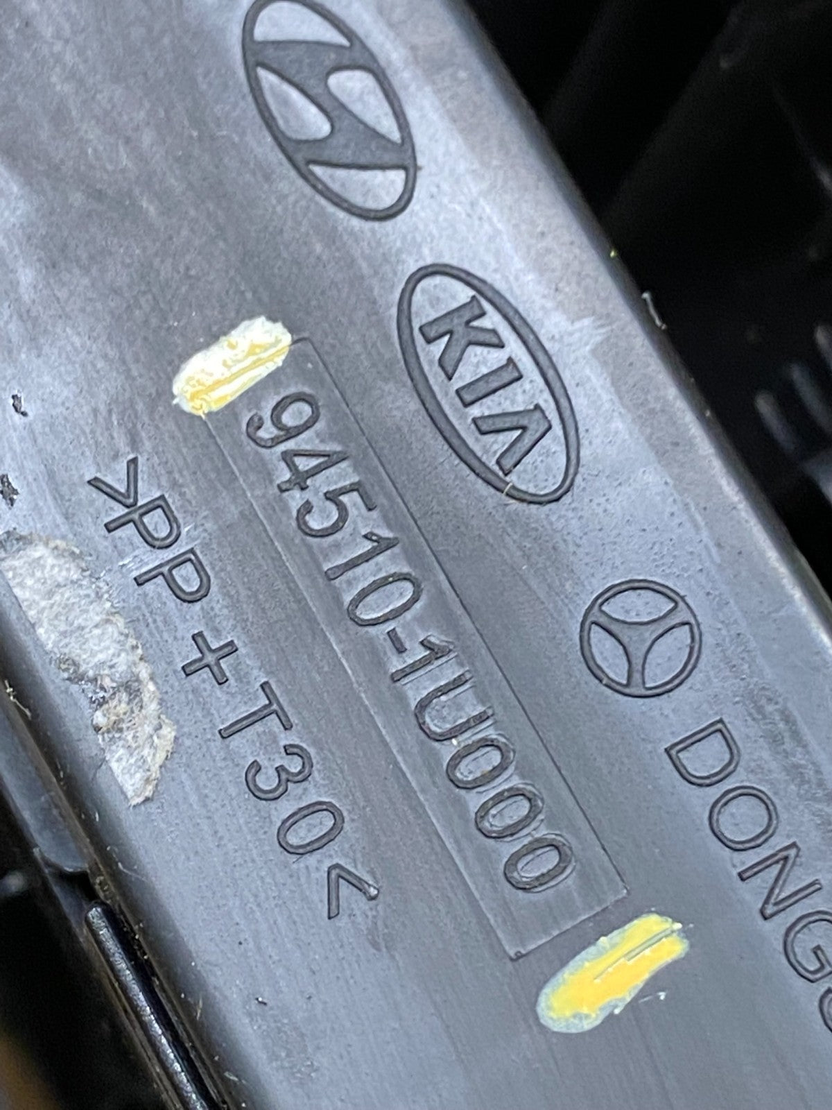 2011 to 2013 Kia Sorento Center Radio Climate Control Clock Trim AA0013 DG5