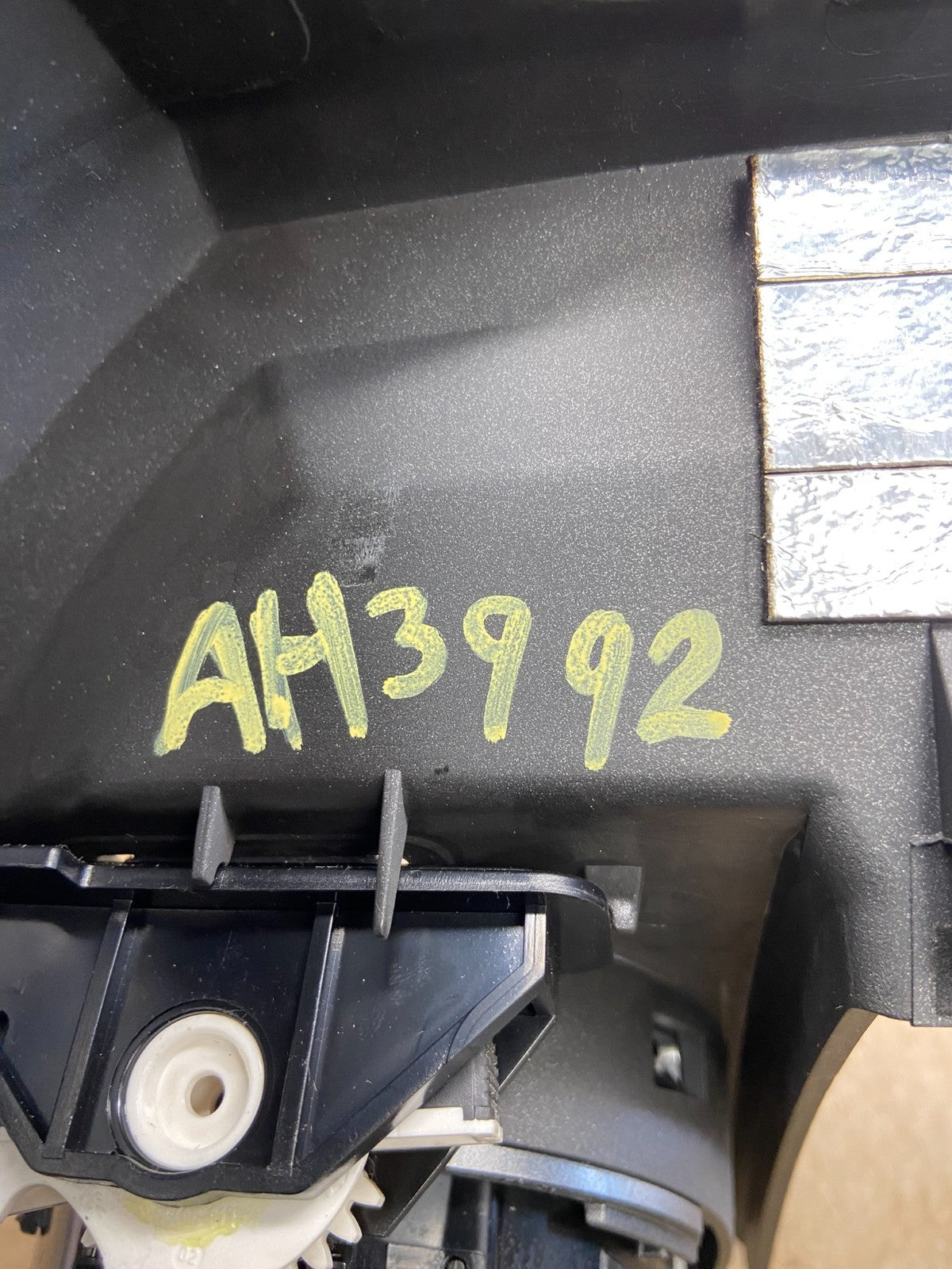 2005-2009 Land Rover LR3 Center Dashboard Air Vent AH3992 DG5