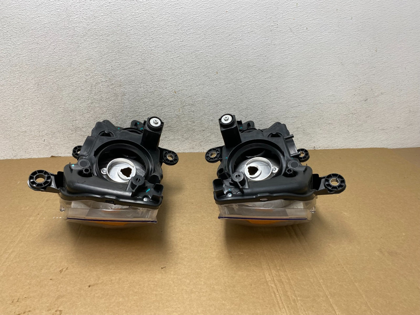 2008 to 2016 Chrysler Town and Country Left+Right Side Headlights AF9905 DW9