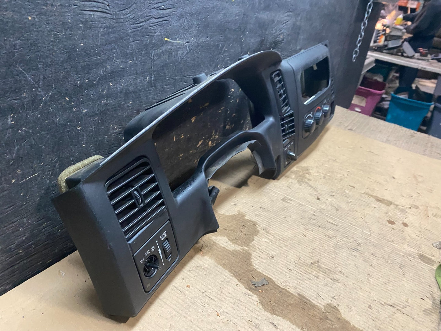 2001 2004 Dodge Dakota Speedometer Climate  Control Radio Panel Bezel X3173 DG2