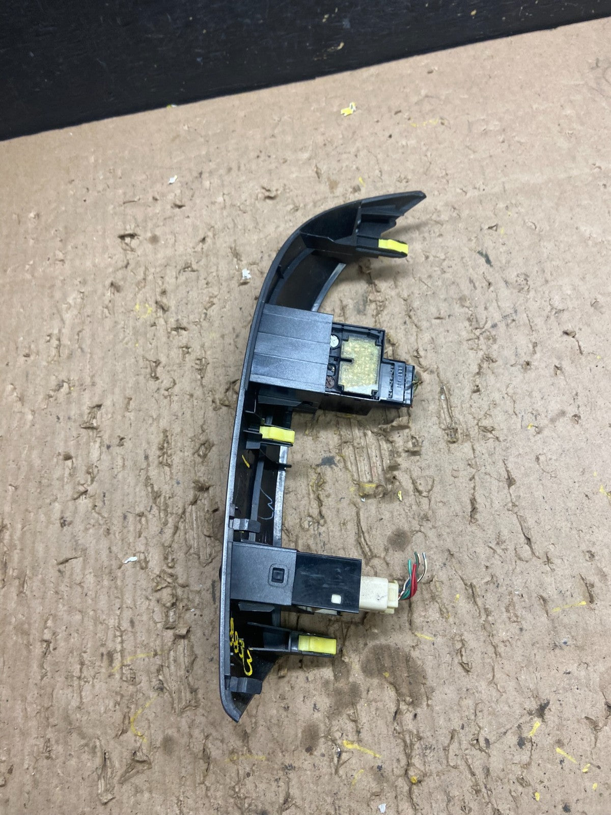 2004 to 2010 Toyota Sienna Left Side Climate Switches Bezel Trim T8833 DG2