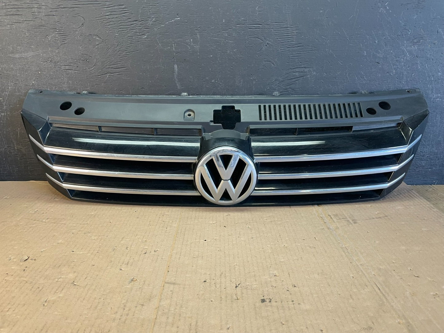 2016 to 2018 Volkswagen Passat Front Upper Grill Grille AD8576 DG0