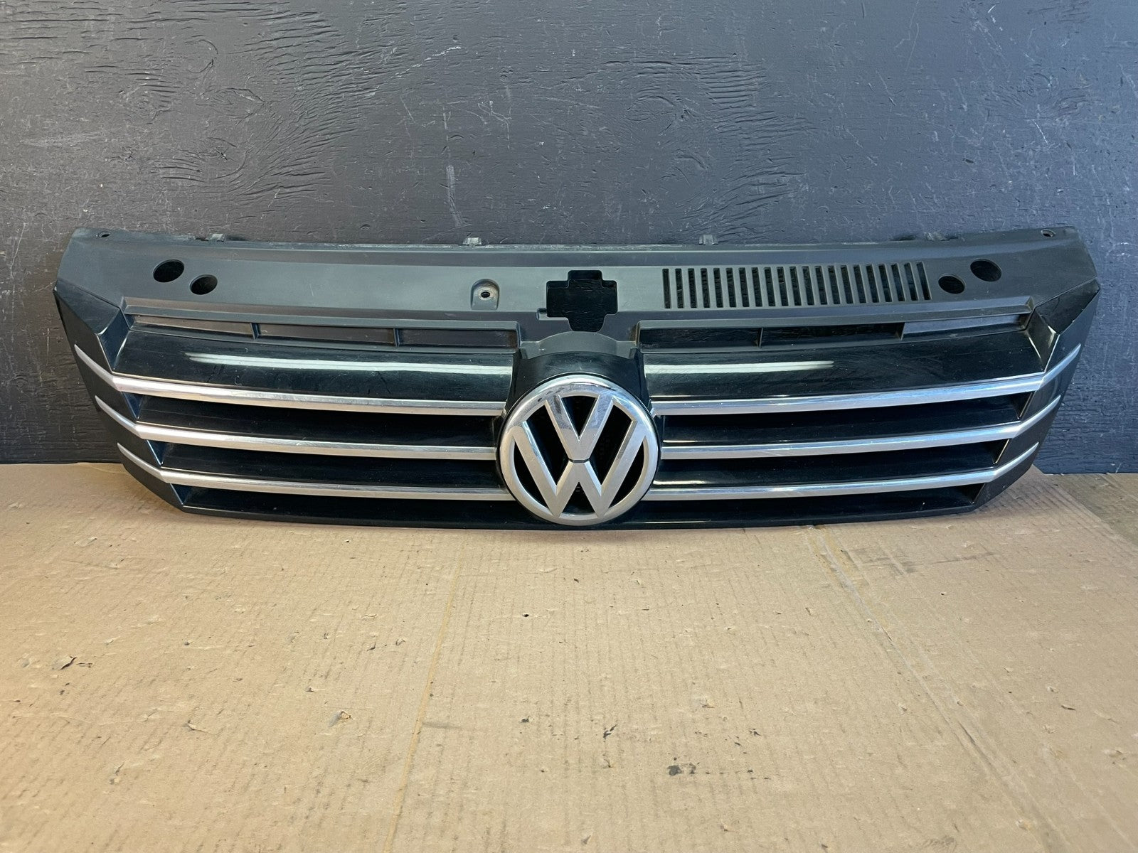 2016 to 2018 Volkswagen Passat Front Upper Grill Grille AD8576 DG0