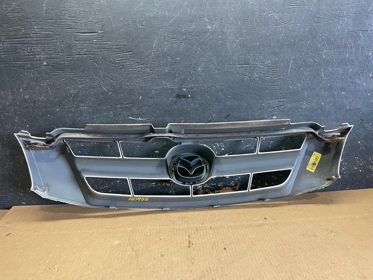 2005 - 2006 Mazda Tribute Front Upper Grille Grill Oem aa2255 DG6