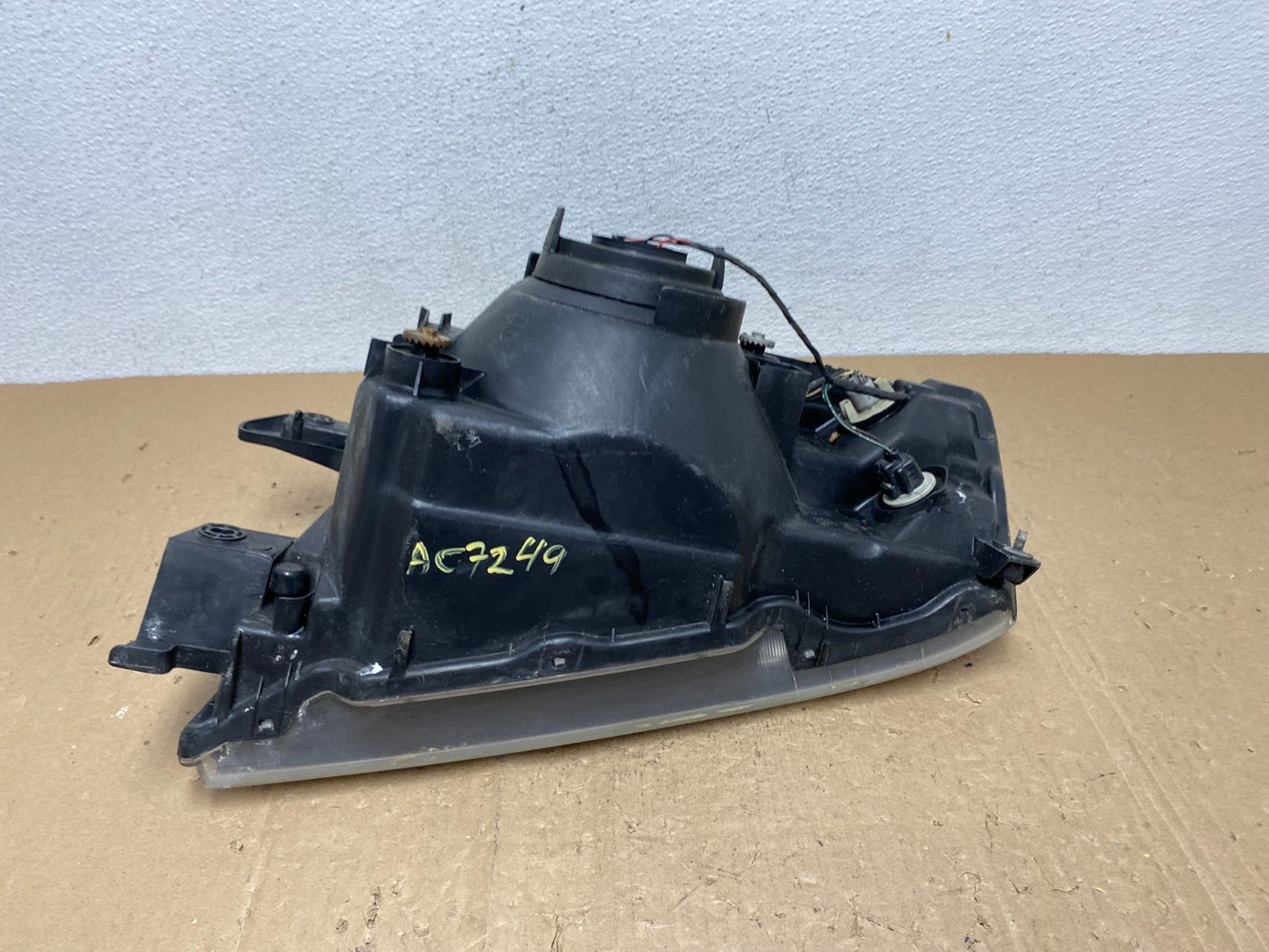 2000 to 2004 Mitsubishi Montero Pajero Right Passenger RH Headlight AC7249 DW7