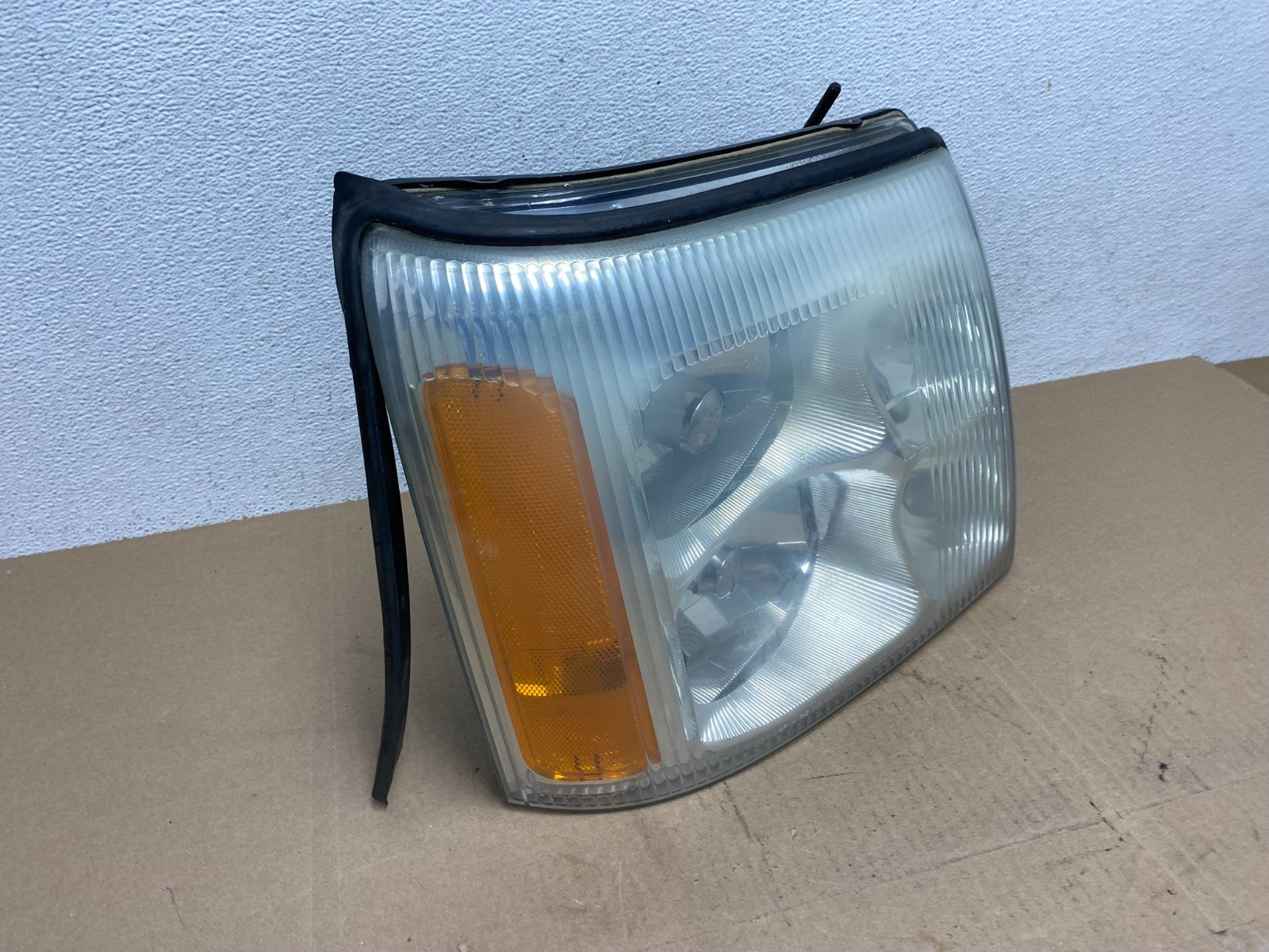2002-2006 Cadillac Escalade Right Passenger Side Xenon HID Headlight AE66742