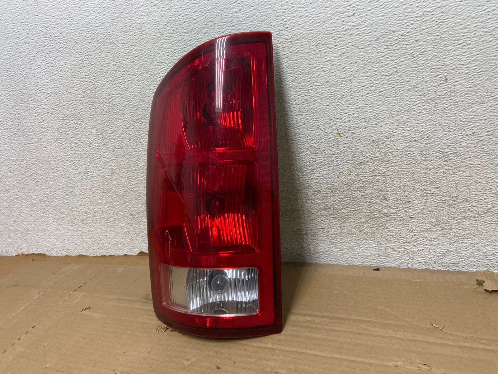 2002 to 2006 Dodge Ram 1500 Left Driver side Tail Light AG8140 LK2