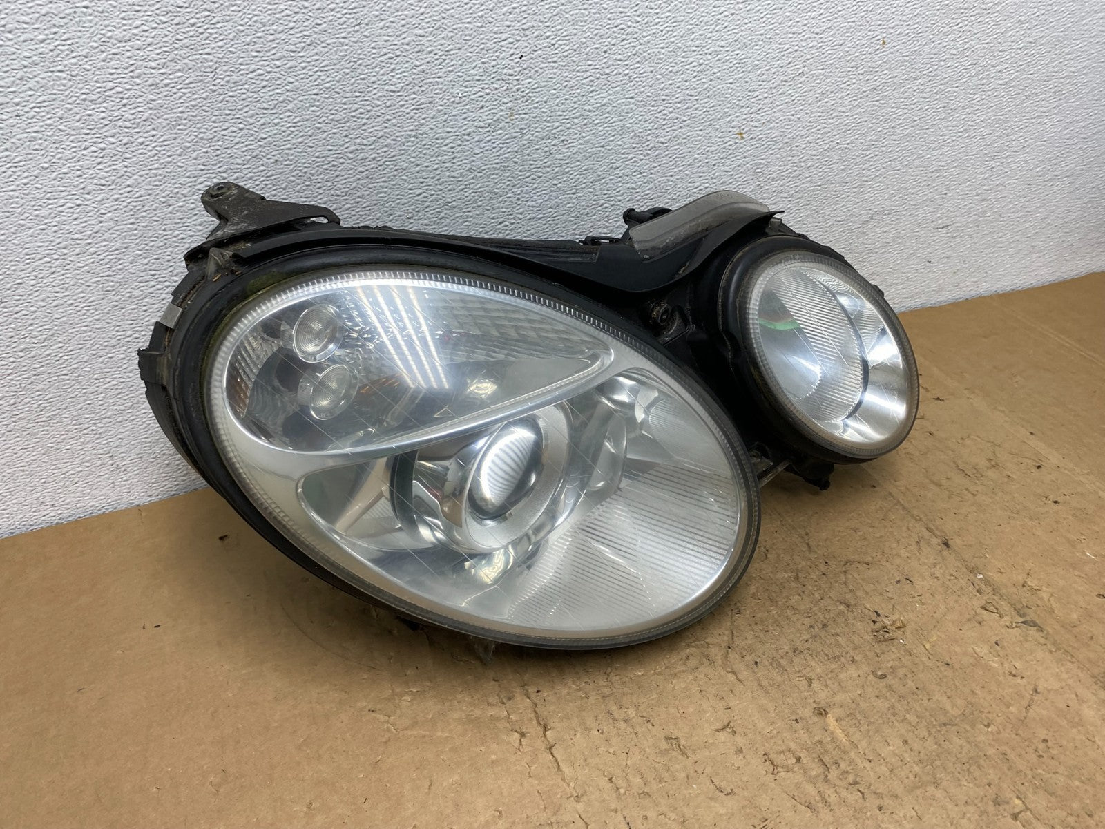 2003-2006 Mercedes E E320 E350 Class Right Passenger Halogen Headlight AD0565 DW2