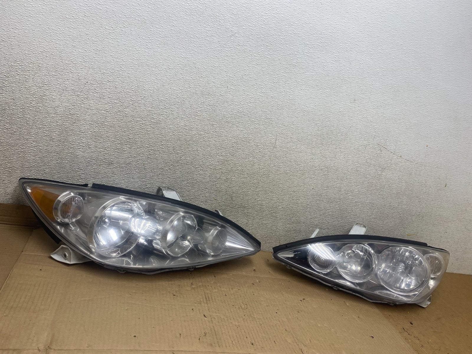 2005 to 2006 Toyota Camry Left+Right Side Set Halogen Headlights U2884 DW2