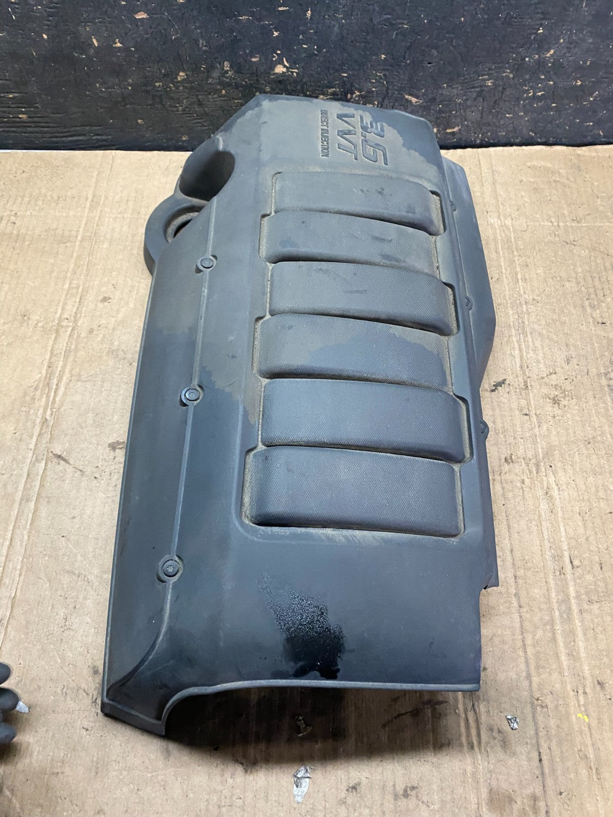 2007 to 2008 GMC Acadia 3.6L VVT Engine Cover Shield OEM t4070 DG2