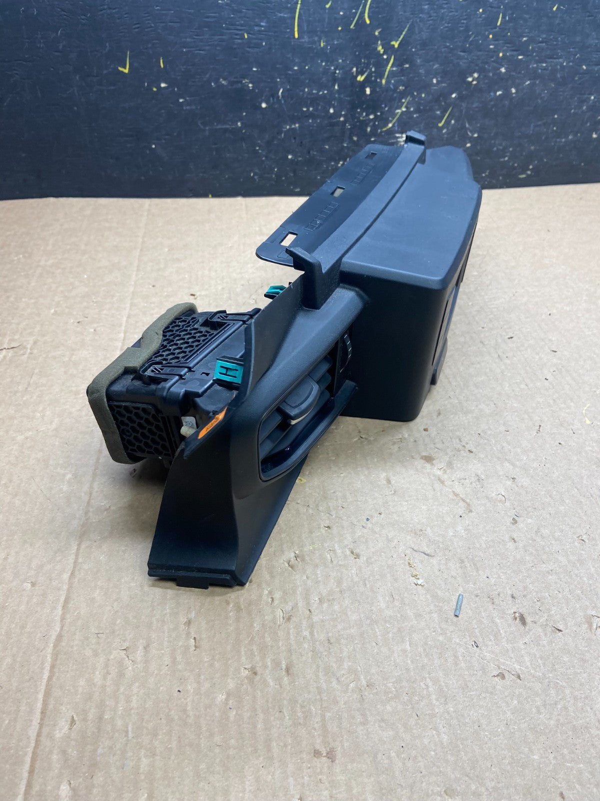 2020 to 2023 Ford  Explorer Console Radio Display Screen Air Vents x6629 DG2